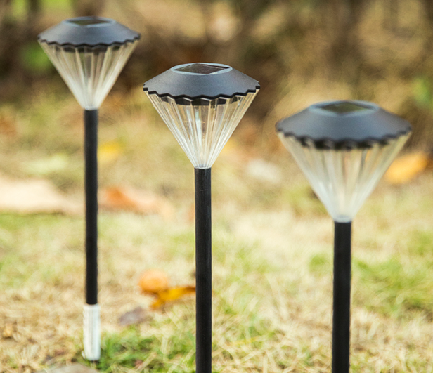 Environmental awareness has increased, and the solar lamp industry has flourished